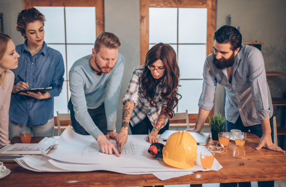Personnes qui travaillent a 5 autour d'une table